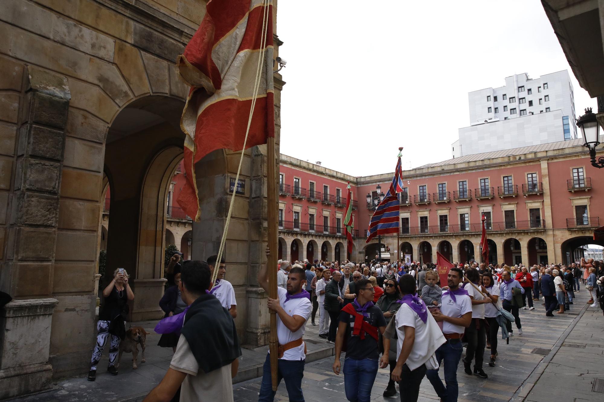 En imágenes: Gijón celebra el Día de León con bailes y el desfile de pendones