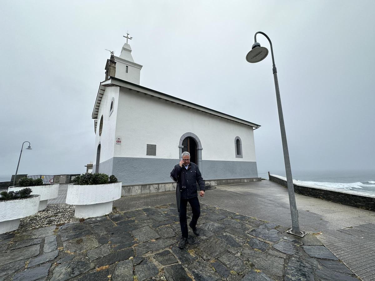 El hermano mayor, Ignacio Méndez, hablando por teléfono cerca de la capilla de La Atalaya.