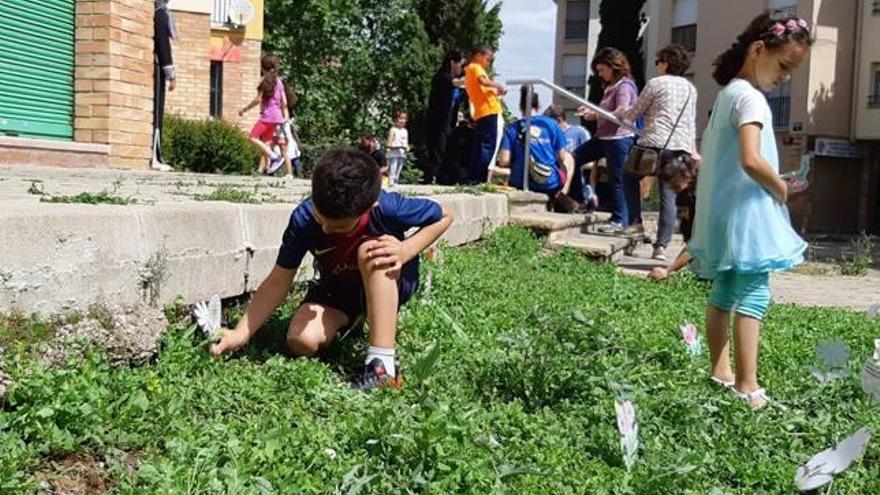 Els nens i nenes van plantar flors pintades per ells mateixos