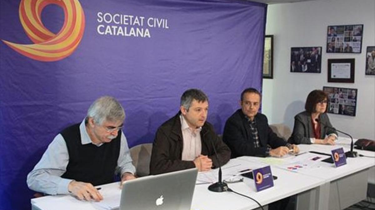 Joaquim Coll (segundo por la izquierda), en rueda de prensa, con otros miembros de Societat Civil. Foto de archivo.