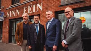 El president Pere Aragonès con miembros del Sinn Féin en Belfast, Irlanda del Norte.