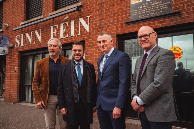 El president Pere Aragonès con miembros del Sinn Féin en Belfast, Irlanda del Norte.