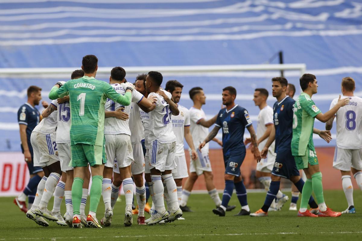 MADRID, 30/04/2022.- Los jugadores del Real Madrid celebran el título de Liga, al término del partido de Liga en Primera División ante el RCD Espanyol que han disputado este sábado en el estadio Santiago Bernabéu, en Madrid. EFE/Mariscal