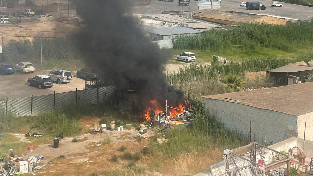 Espectacular vídeo del incendio de una chabola en Ibiza.