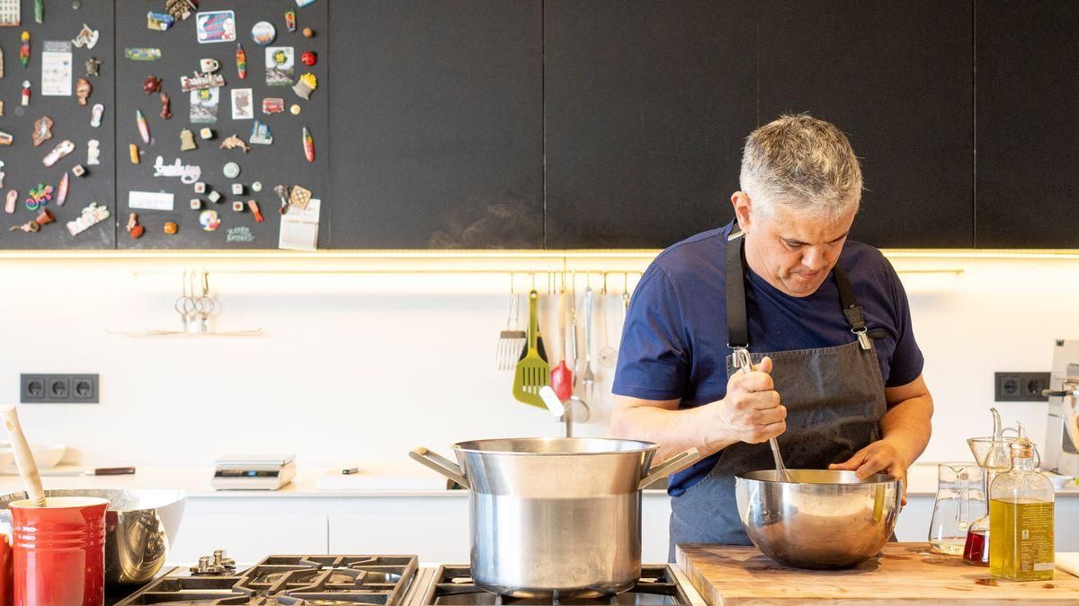 Nandu Jubany, a la cuina de casa seva preparant una de les propostes del llibre &#039;Receptes per compartir en família&#039;