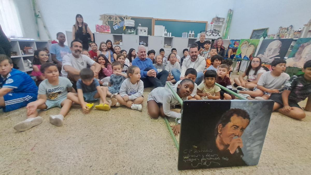 Victor Manuel, durante la visita al colegio de Rioturbio.