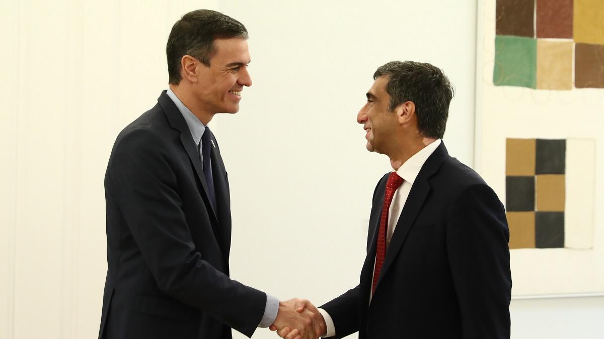 Pedro Sánchez y Nitesh Banga, durante su encuentro este lunes en el Palacio de la Moncloa.