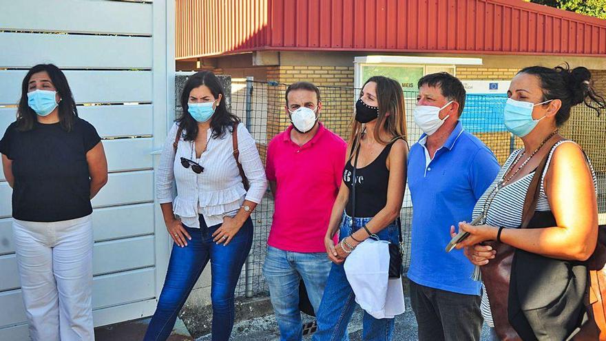 Giráldez (i) y Otero (d) junto a los concejales del gobierno de Meis, ayer frente al colegio.