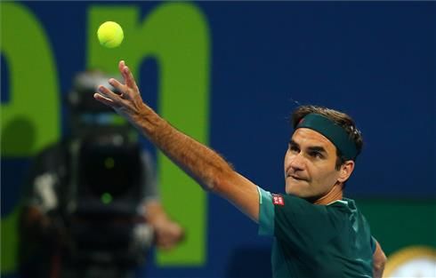 Federer ejecuta un saque en Doha.