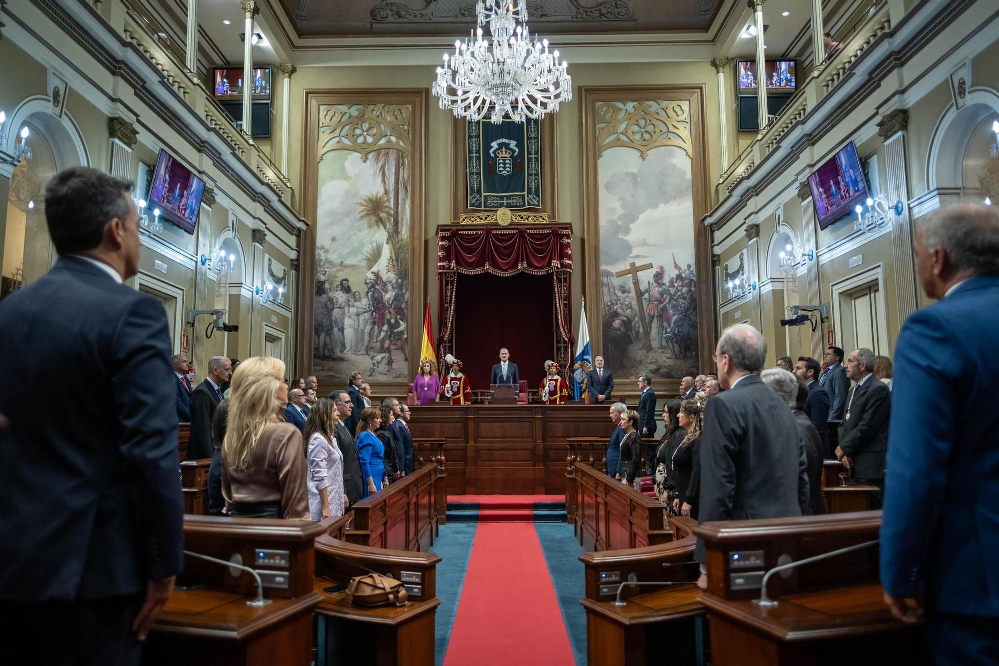 Felipe VI recibe la medalla de oro del Parlamento de Canarias