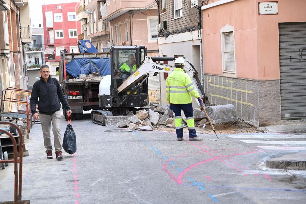 La reforma en las calles del barrio de San Antón incluye la renovación de firme y aceras