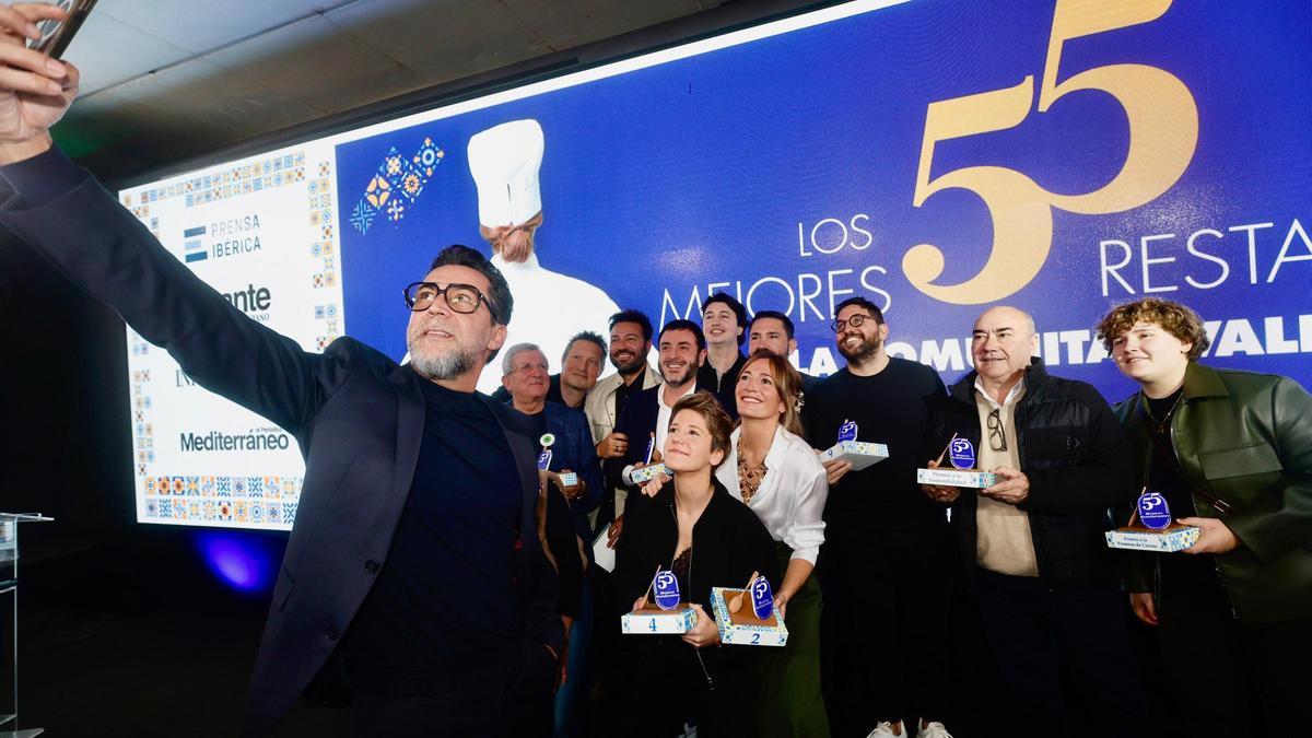 El tradicional selfie con Quique Dacosta y los premiados