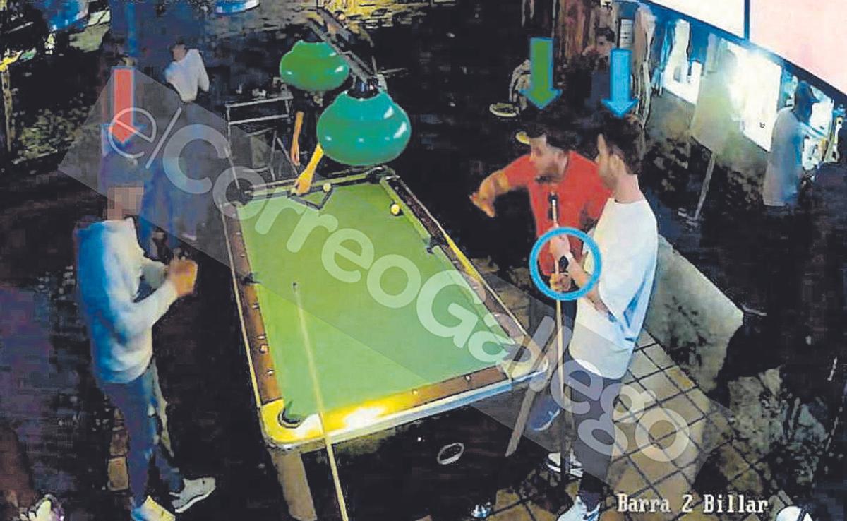 Jesús O.V, izq., con Kevin Martín Guillén y Carlos Yepez, en un pub de Santiago antes de la agresión