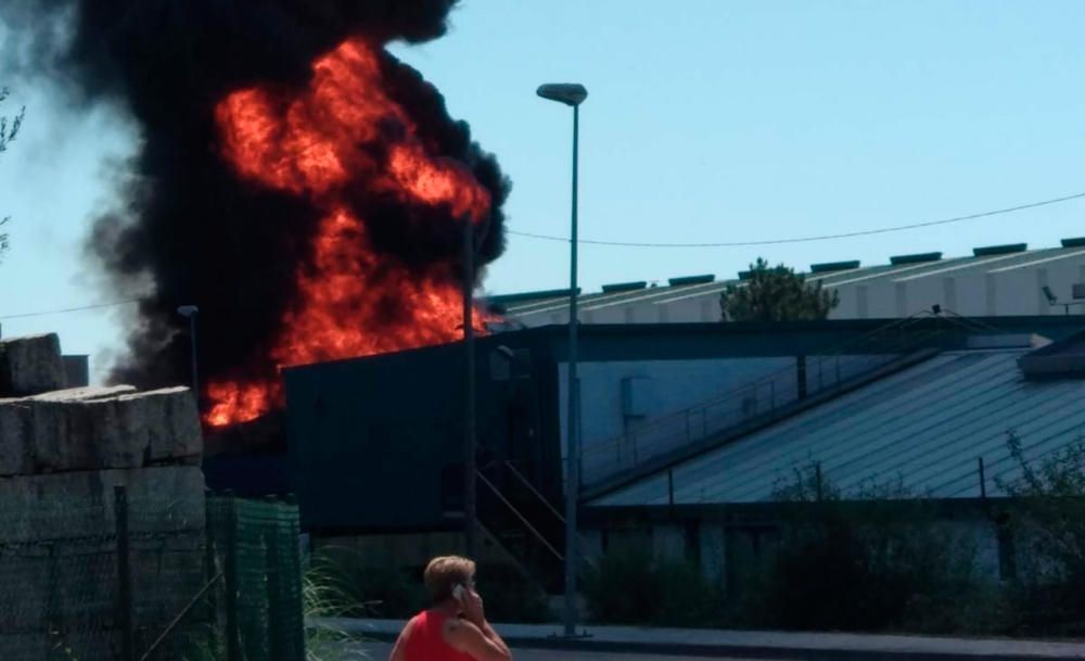 Incendio en una nave industrial de Porriño