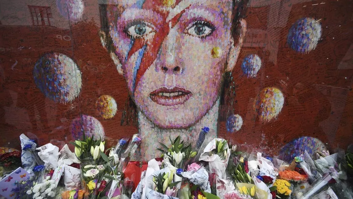 10 años sin David Bowie, la 'estrella oscura' que hizo de la transformación un arte