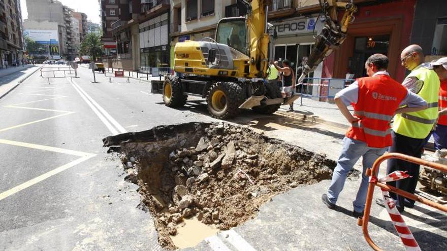 La calle Miguel Servet, cortada al tráfico por la rotura de una tubería