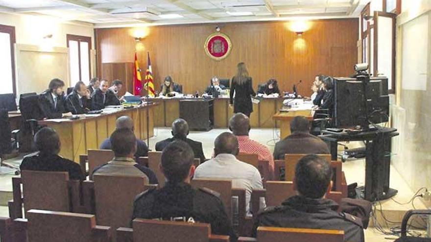 Los acusados de integrar una activa banda de narcotraficantes en Son Gotleu, durante el juicio en la Audiencia de Palma.