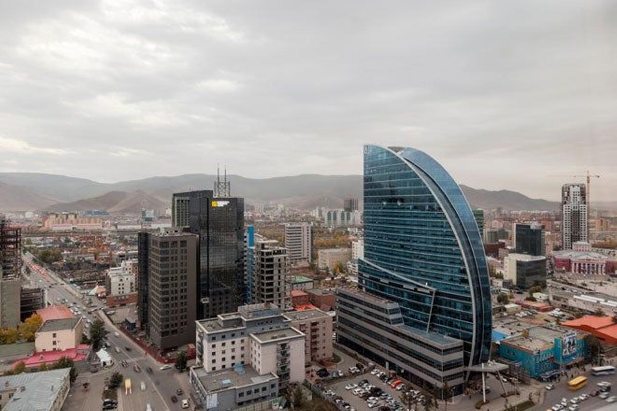 En la capital, Ulan Bator, los rascacielos se funden con edificios de estética soviética.