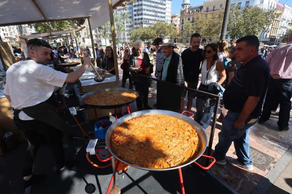 La plaza del Ayuntamiento de València se convierte en un gran restaurante al aire libre con el Tastarròs