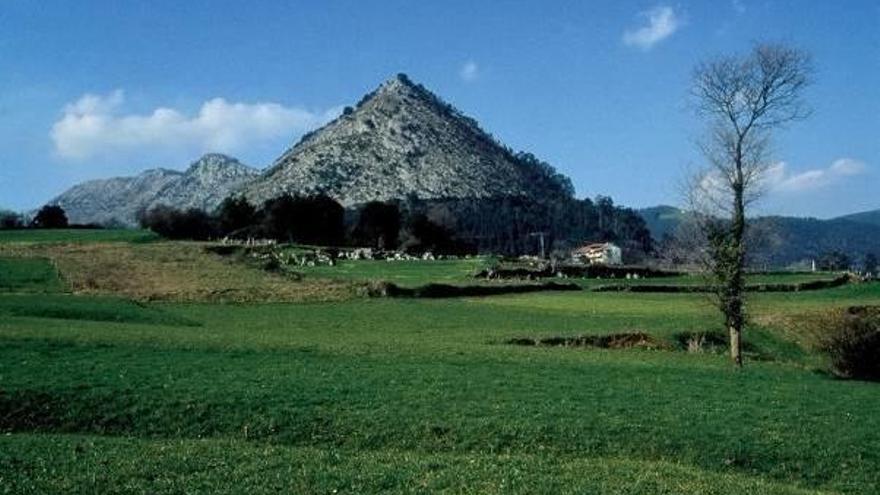 El puig del Castillo, amb la seva forma cònica característica