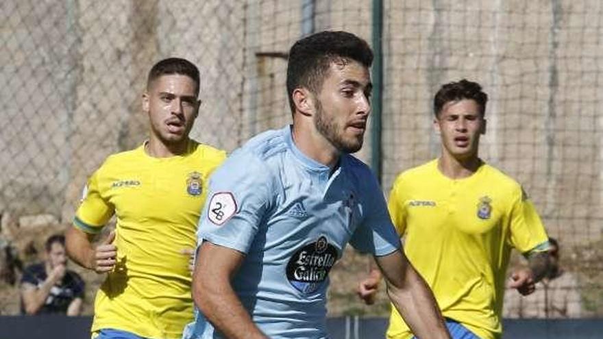 Un jugador del filial céltico, ante el UD Las Palmas B. // Alba Villar