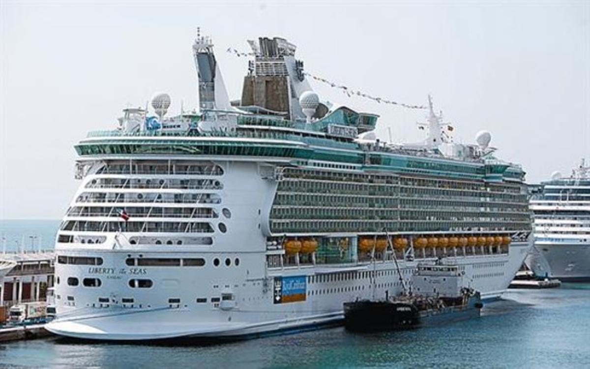 Imatges del ’Liberty of the Seas’, la segona nau més gran del món, que compta fins i tot amb piscina de surf, ahir, a Barcelona. Imatges del ’Liberty of the Seas’, la segona nau més gran del món, que compta fins i tot amb piscina de surf, ahir, a Barcelona.