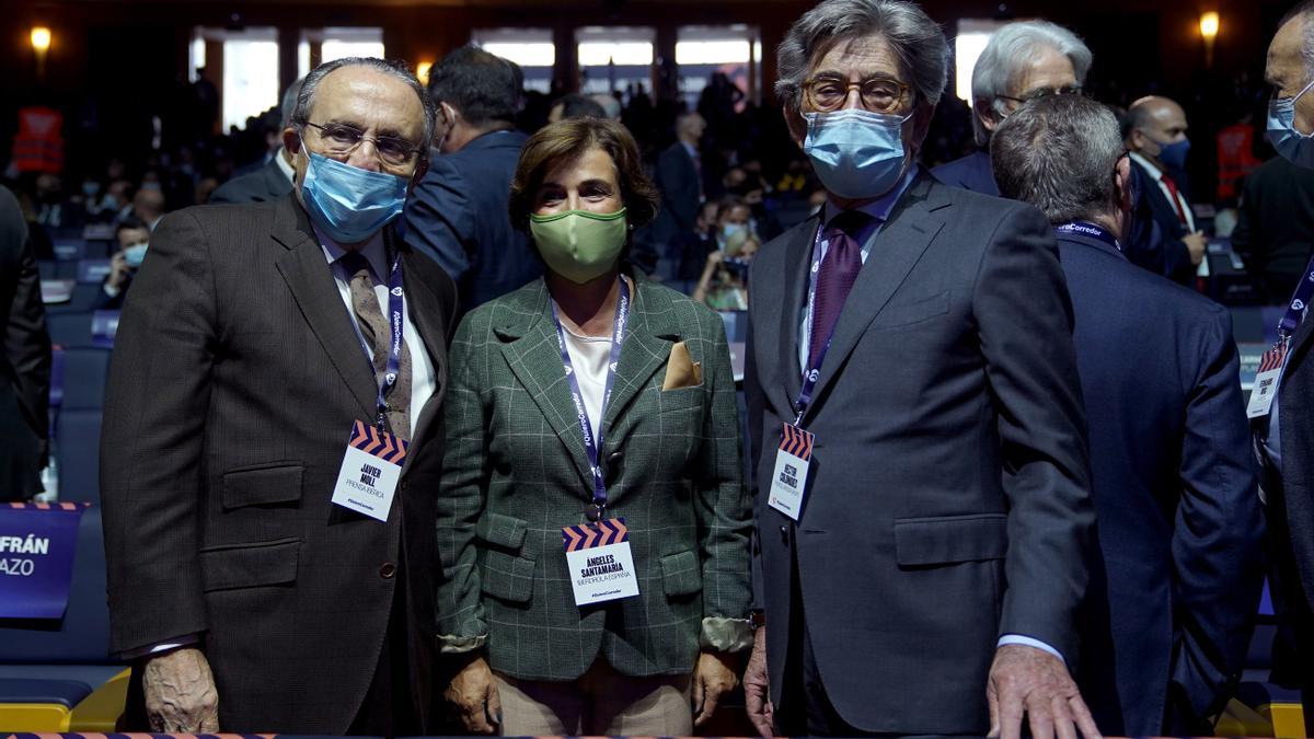 Javier Moll (Prensa Ibérica), Ángeles Santamaría (Iberdrola) y Héctor Colonques (Porcelanosa), en un receso del acto, este miércoles en Madrid.