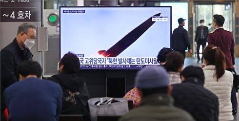Los ciudadanos surcoreanos ven las noticias sobre el disparo de misiles de Corea del Norte en la estación de Suseo en Seúl.