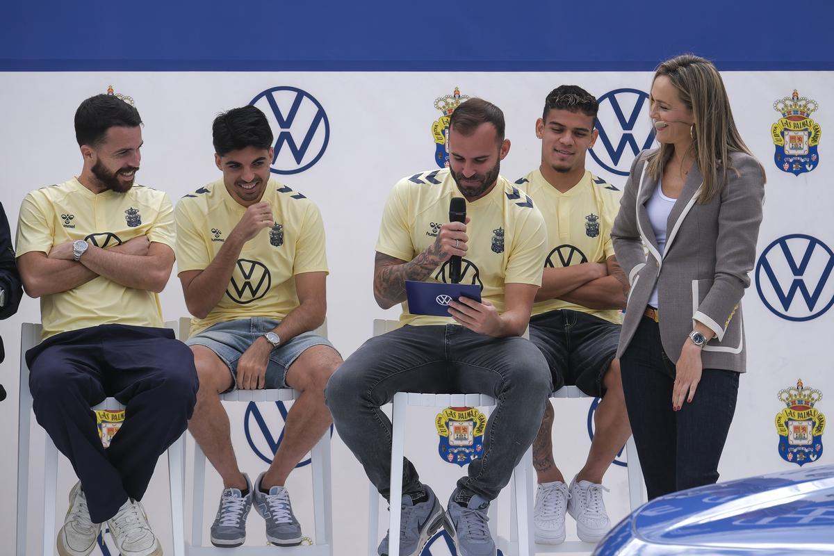 Jesé Rodríguez con el micrófono, en un acto promocional del club.