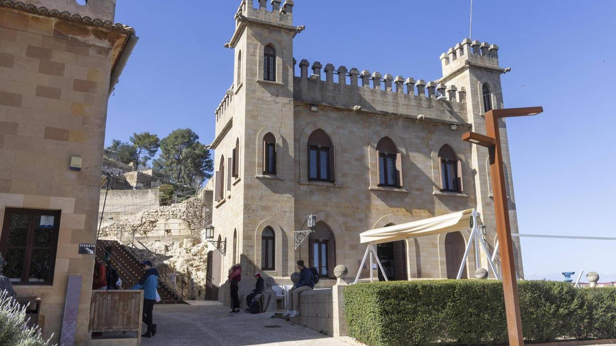Visitantes en la zona de recepción turística en el Castell de Xàtiva.