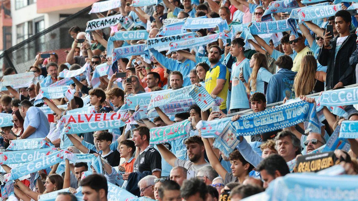 Aficionados del Celta en la grada de Balaídos durante el partido contra el Villarreal