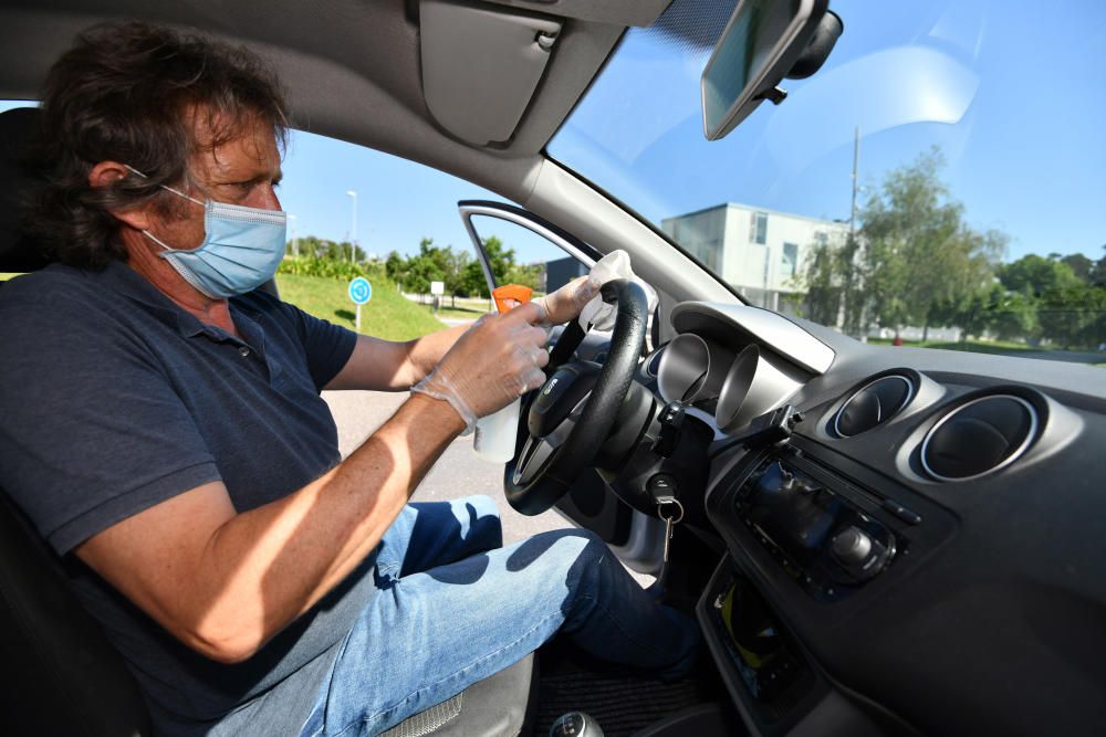 A sacarse el carné de conducir con guantes, gel y mascarilla