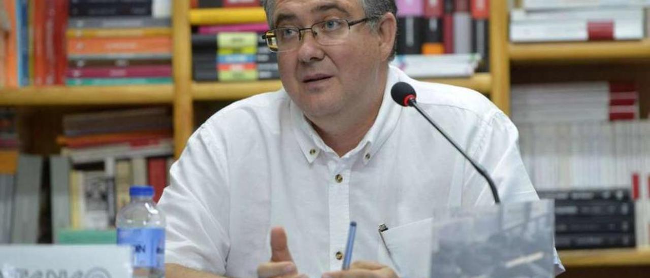 El escritor Carlos Ollero, durante la presentación de su primera novela en Pontevedra. // Gustavo Santos