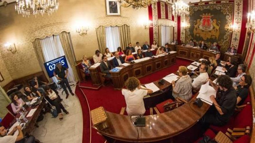 Un pleno espectáculo en el Ayuntamiento  de Alicante