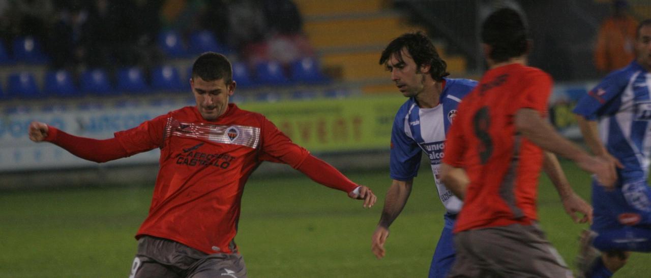 Pau Franch controla el esférico ante la mirada de un jugador del Alcoyano, en el choque del 23 de enero de 2011.