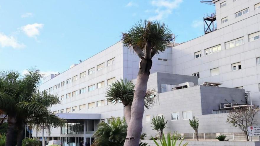 En estado crítico tras caer de un balcón a la calle en el sur de Tenerife