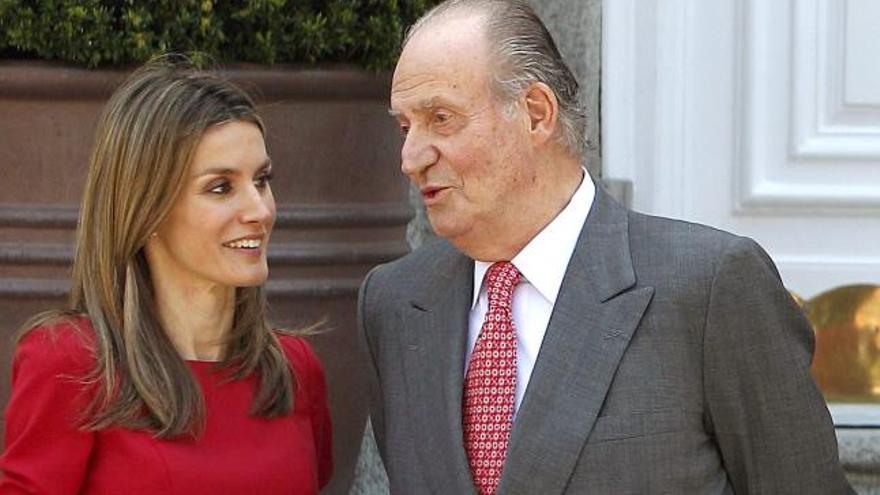 Don Juan Carlos junto a la princesa Letizia en una imagen de archivo.
