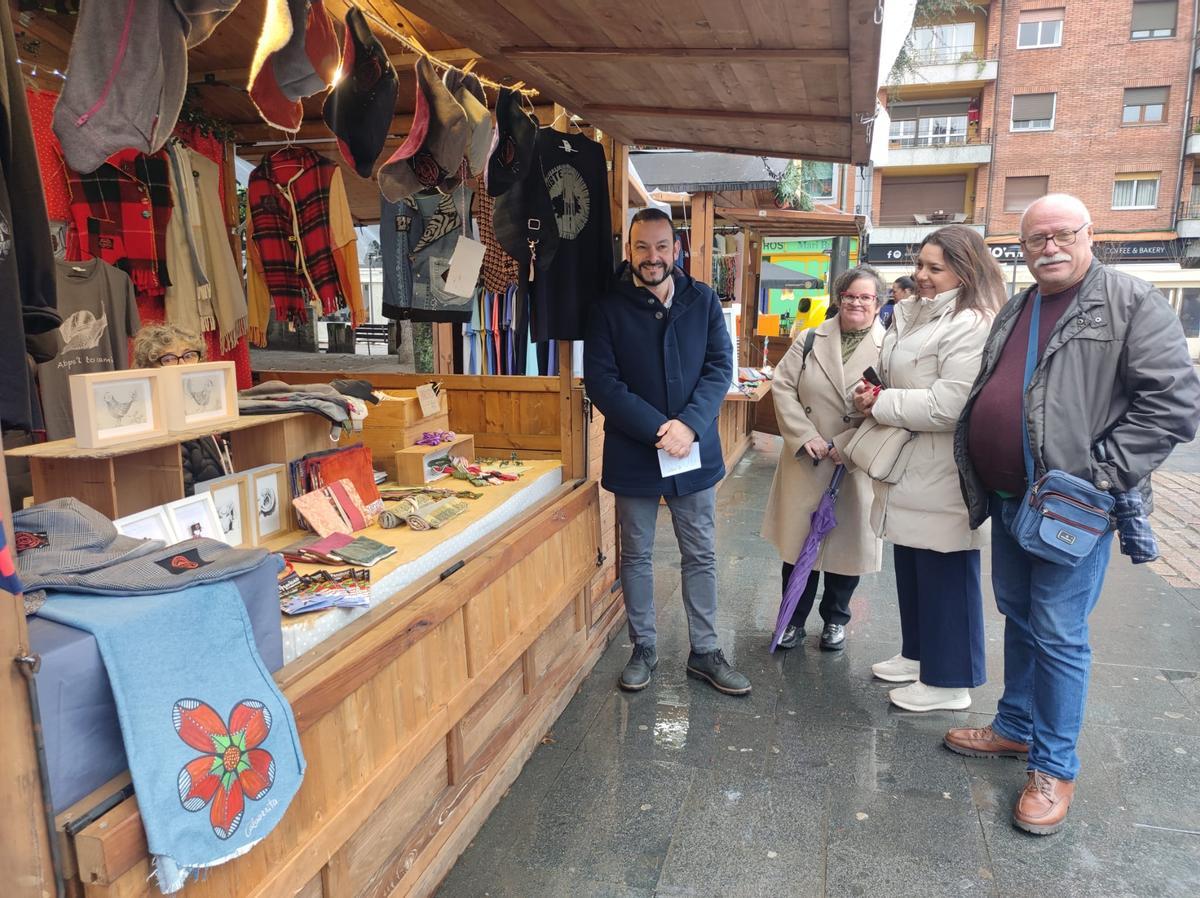 Por la izquierda, el alcalde Manuel Ángel Álvarez y los ediles Beatriz Flórez, Marta Jiménez y  Raúl Moro, junto a uno de los puestos, en Mieres.
