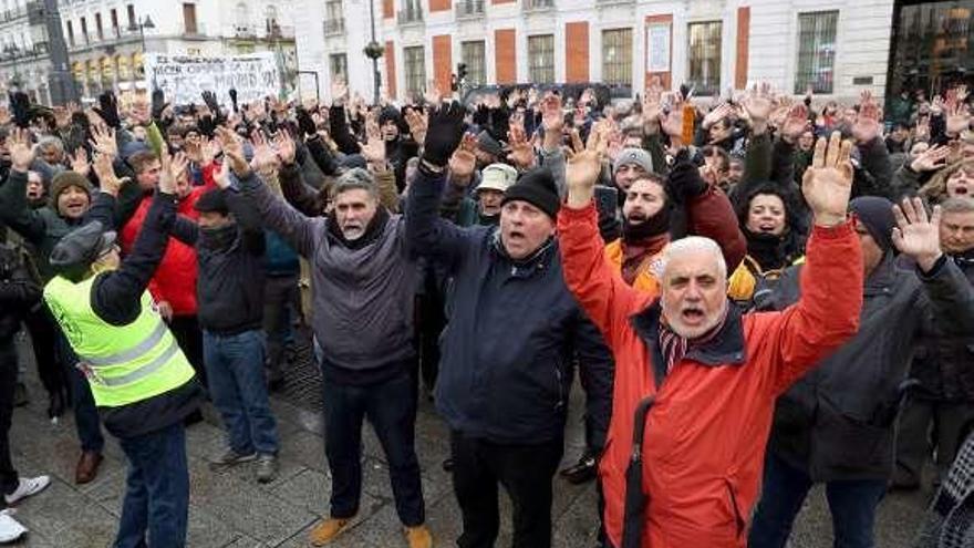 Taxistas madrileños, ayer, durante una protesta en la Puerta del Sol.