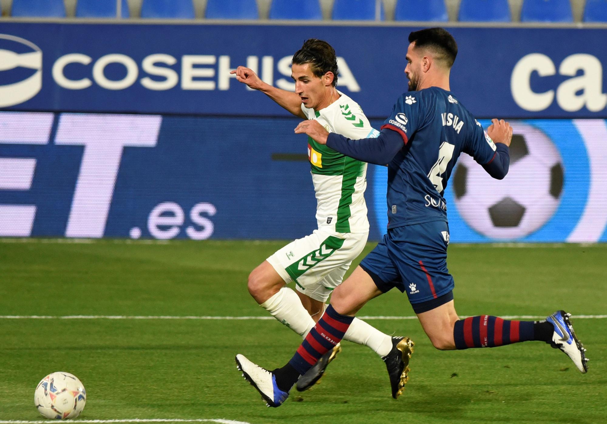 El Huesca devuelve al Elche al pozo del descenso (3-1)