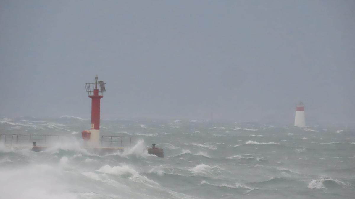 El oleaje cubre el muelle de Ons.
