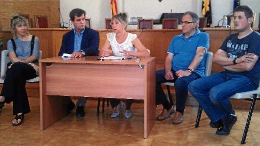 Els regidors del PSC de Vidreres, amb el secretari de Política Municipal del PSC i l&#039;exalcaldessa de Vidreres, ambdós al centre.