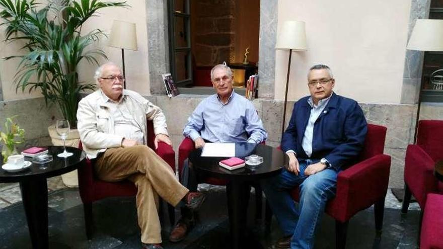 Juan Prieto, Antonio Sabino y Juan García, directivos de Amigos del País.