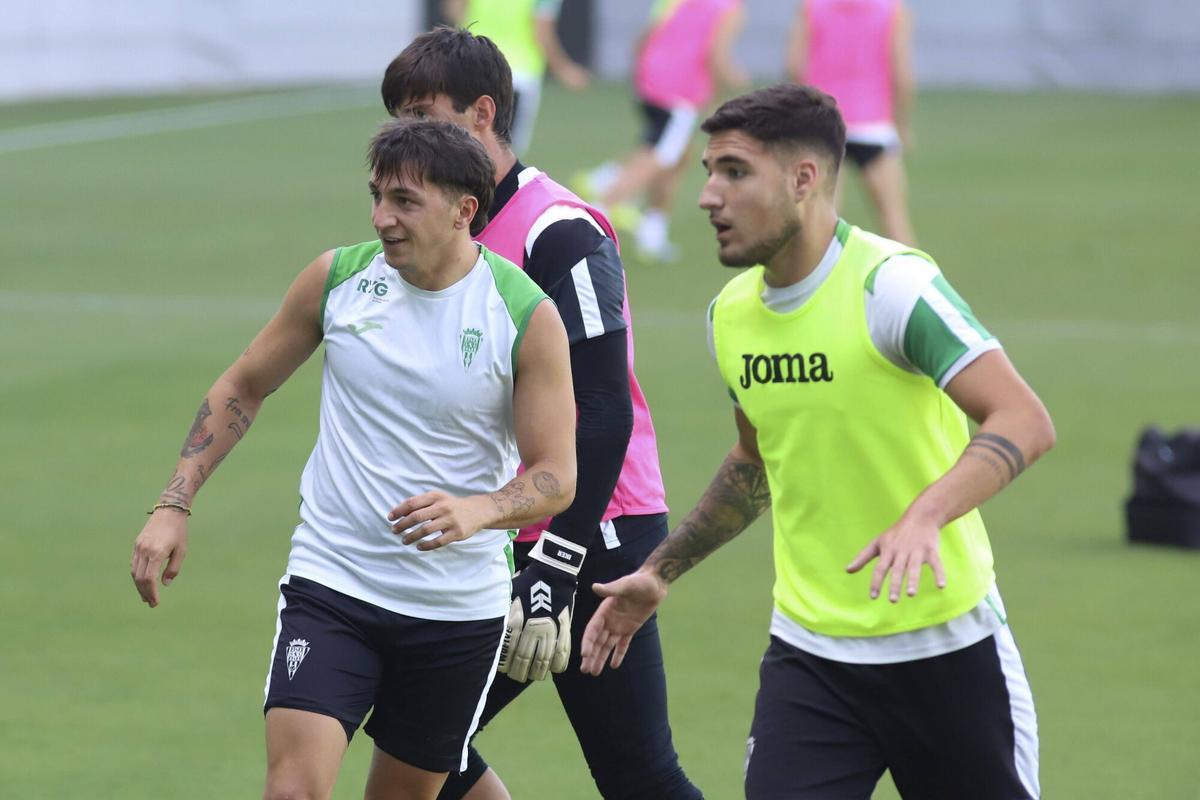 Carracedo, junto a Iker Álvarez y el canterano Ángel Rodríguez en un entrenamiento de esta semana.