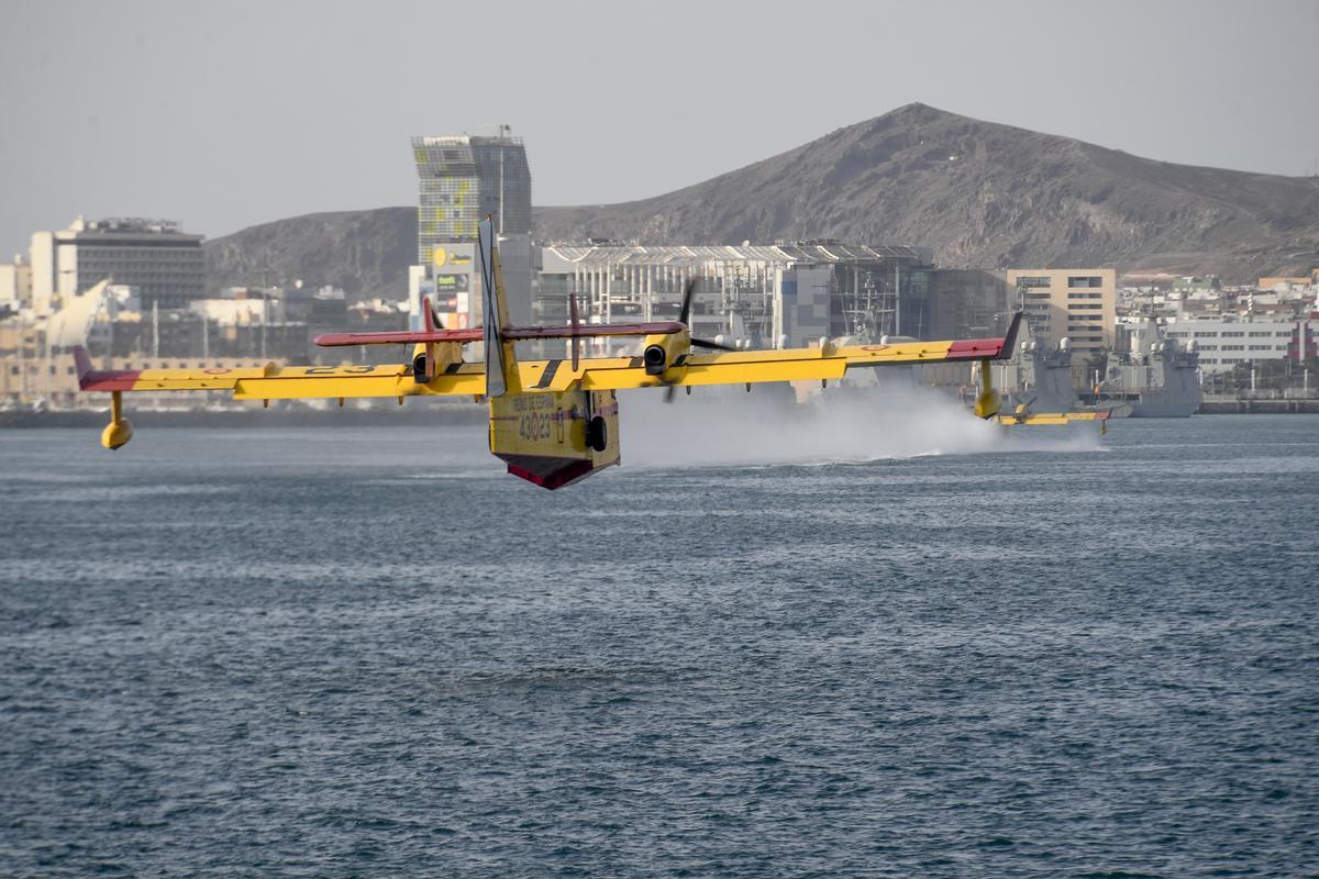 Amerizaje de un hidroavión en la bahía del Puerto de Las Palmas.