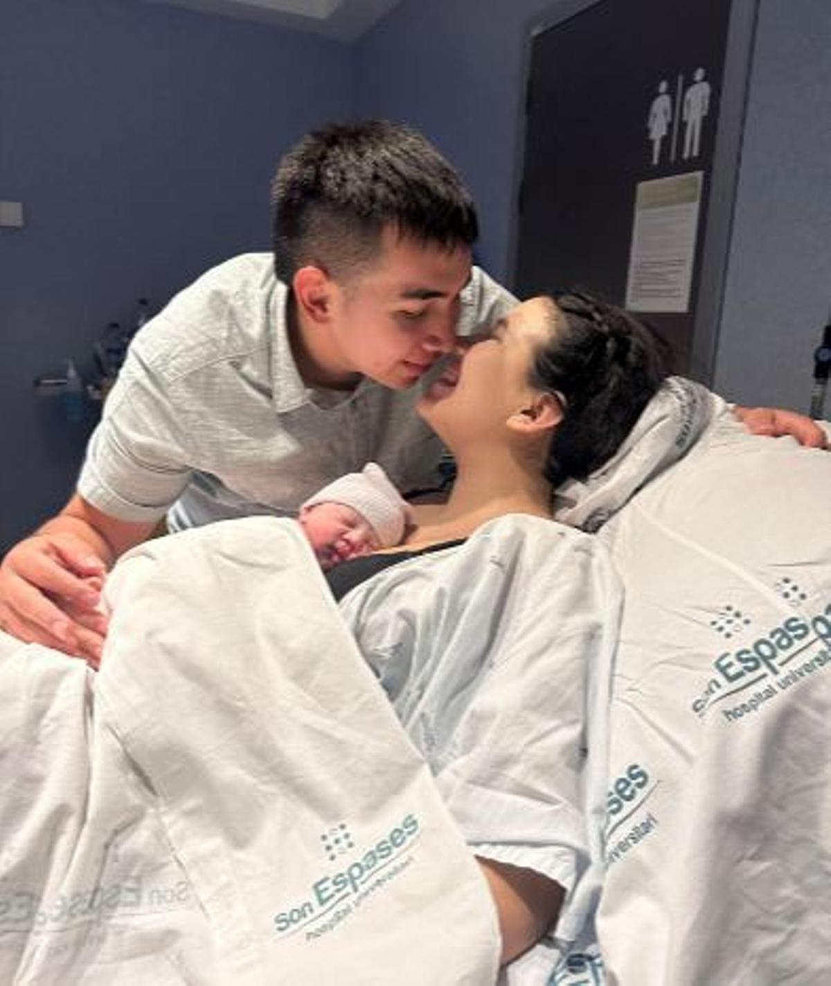 Olivia Sánchez Salazar, primera bebé de Baleares, con sus padres en el Hospital Son Espases