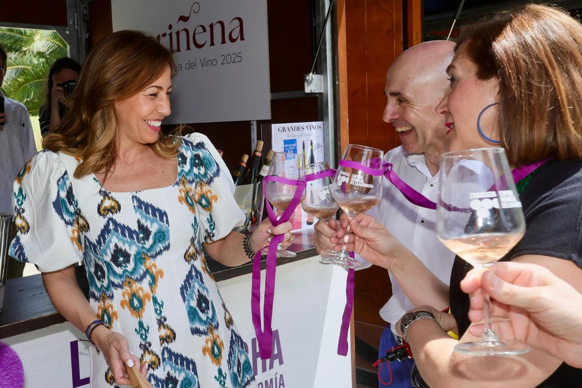 La alcaldesa de Zaragoza, Natalia Chueca, brindando en el último festival de la garnacha de la capital aragonesa.