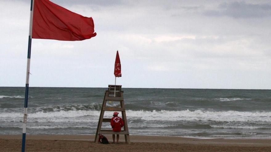El rescate en Oliva reabre el debate sobre la vigilancia: Solo Gandia y Tavernes de la Valldigna cuentan con socorristas en las playas durante el puente de mayo
