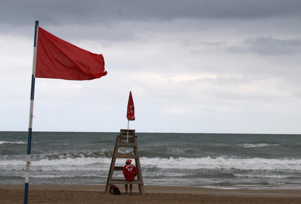 Un socorrista vigila la playa Nord de Gandia un día de bandera roja.