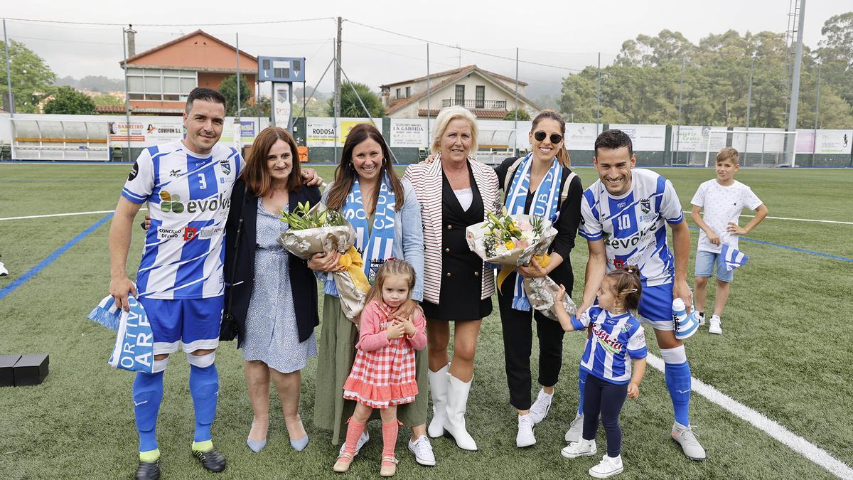 Cristian y Bruno, junto a sus familias durante el homenaje 